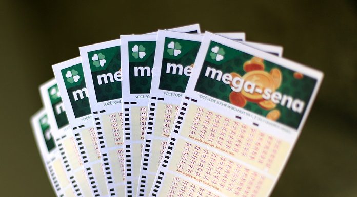 Sete bilhetes da mega-sena em formato de leque. Em SC, um deputado propõe um projeto de lei sobre o monopólio das loterias