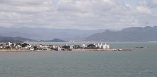 parte da ponta do leal, com mar em volta e montanhas ao fundo