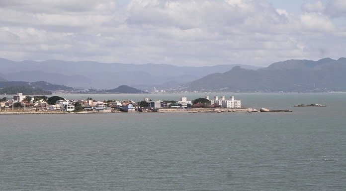 parte da ponta do leal, com mar em volta e montanhas ao fundo