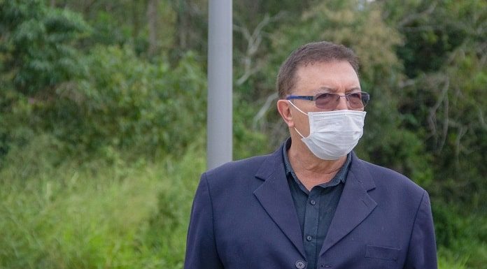 prefeito orvino coelho de ávila usa máscara e terno; ao fundo área verde - entrevista