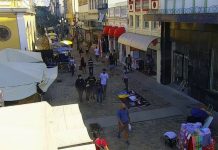 pessoas andando em calçadão do centro de florianópolis - Restrição de atividades na Grande Florianópolis