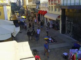 Grande Florianópolis volta ao nível de risco alto para Covid pessoas andando em calçadão do centro de florianópolis - Restrição de atividades na Grande Florianópolis