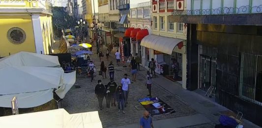 pessoas andando em calçadão do centro de florianópolis - Restrição de atividades na Grande Florianópolis
