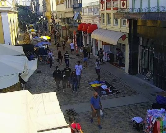 pessoas andando em calçadão do centro de florianópolis - Restrição de atividades na Grande Florianópolis
