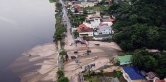 foto área do rompimento da lagoa da casan na lagoa da conceição, com grande massa de areia sobre avenida e invadindo a lagoa