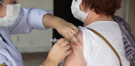 São José vacina profissionais de saúde contra Covid nesta sexta profissional de saúde aplica injeção no braço de senhora - vacinação de idosos em são josé