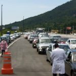 fila de carros em ponto de drive-thru - vacinação de idosos de 67 e 68 anos em Florianópolis