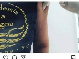 Print de um post no instagram em que se vê parte de um tronco e um braço recebendo aplicação de vacina. Abaixo, a legenda do post fala que os educadores físicos da academia já estavam recebendo a primeira dose da vacina contra a Covid.