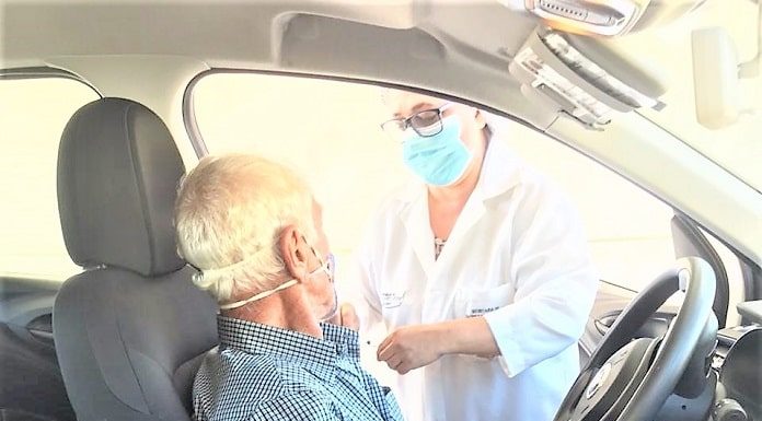 em vacinação de idosos em governador celso ramos, senhor recebe dose no braço dentro de carro