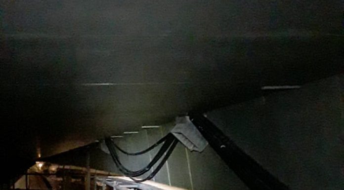 Atos de vandalismo na iluminação pública deixaram a ponte Pedro Ivo Campos no escuro. Na foto se vê parte da estrutura no escuro e um foco de iluminação.