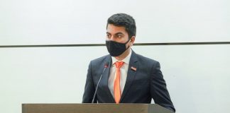 vereador cryslan usa máscara, terno e gravata laranja em tribuna da câmara de são josé - ele conseguiu R$ 800 mil em emenda federal pra são josé