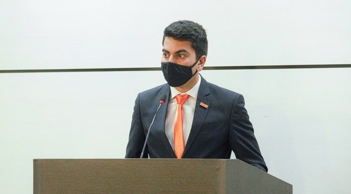 vereador cryslan usa máscara, terno e gravata laranja em tribuna da câmara de são josé - ele conseguiu R$ 800 mil em emenda federal pra são josé