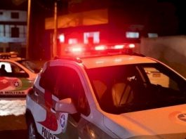 Feminicídio: mulher é estrangulada pelo ex em Santo Amaro da Imperatriz viatura policial com giroflex ligado