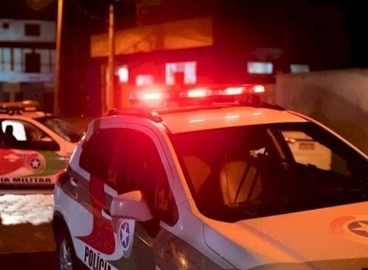 viatura policial com giroflex ligado