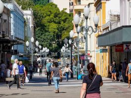 pessoas de máscara andando em calçadão do centro de florianópolis - boletim da Fiocruz diz que pandemia no sul vai piorar