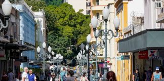 pessoas de máscara andando em calçadão do centro de florianópolis - boletim da Fiocruz diz que pandemia no sul vai piorar