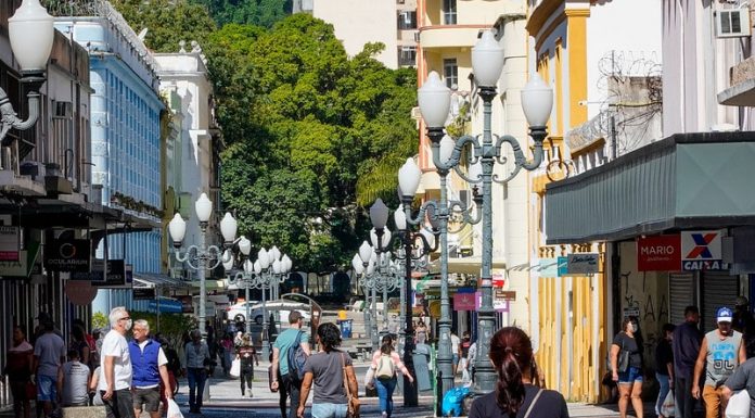 pessoas de máscara andando em calçadão do centro de florianópolis - boletim da Fiocruz diz que pandemia no sul vai piorar