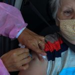 idosa é vacinada no braço dentro de carro -