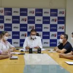 vereadores do psd reunidos com prefeito ao redor de mesa, todos de máscara - conversa sobre zona azul de são josé