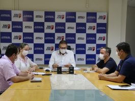 vereadores do psd reunidos com prefeito ao redor de mesa, todos de máscara - conversa sobre zona azul de são josé