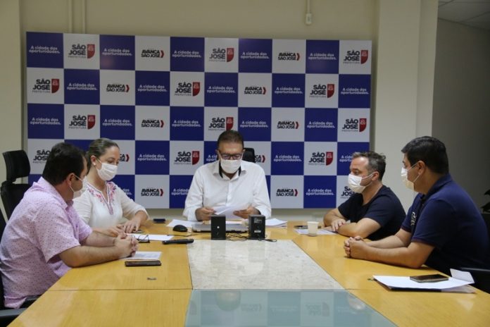 vereadores do psd reunidos com prefeito ao redor de mesa, todos de máscara - conversa sobre zona azul de são josé