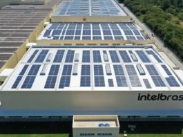 foto aérea de galpões da intelbras com placas solares