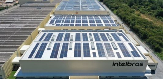 foto aérea de galpões da intelbras com placas solares