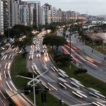 muitos carros passando na beira-mar em Florianópolis - mudanças no código de trânsito brasileiro