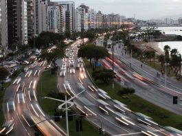 Cadastro Positivo de Condutores é disponibilizado muitos carros passando na beira-mar em Florianópolis - mudanças no código de trânsito brasileiro