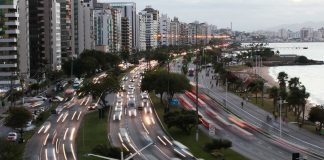 muitos carros passando na beira-mar em Florianópolis - mudanças no código de trânsito brasileiro