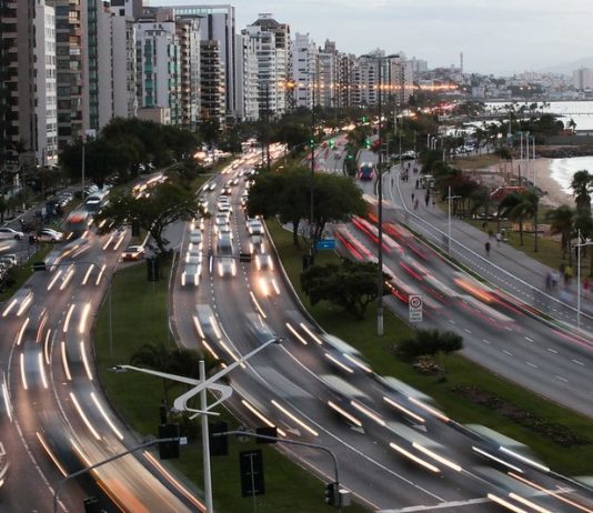 muitos carros passando na beira-mar em Florianópolis - mudanças no código de trânsito brasileiro
