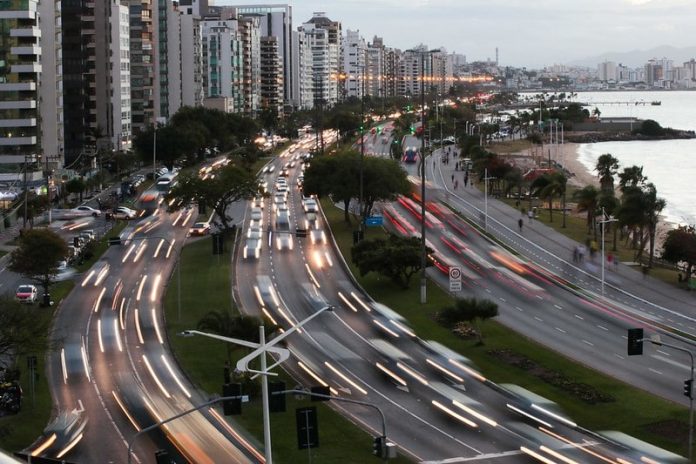 muitos carros passando na beira-mar em Florianópolis - mudanças no código de trânsito brasileiro