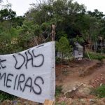 faixa com inscrição "vale das palmeiras" - ação de despejo da ocupação em são josé foi suspensa de madrugada