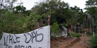 faixa com inscrição "vale das palmeiras" - ação de despejo da ocupação em são josé foi suspensa de madrugada