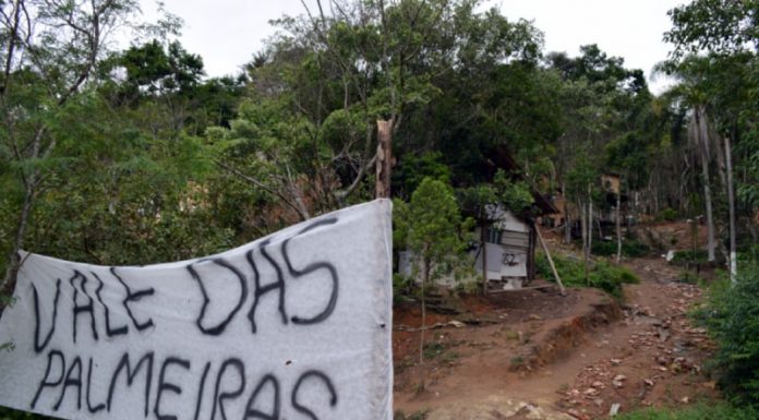 faixa com inscrição "vale das palmeiras" - ação de despejo da ocupação em são josé foi suspensa de madrugada