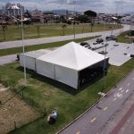 tenda de vacinação na beira-mar continental - Florianópolis terá pontos de vacinação de segunda dose (78+) neste sábado