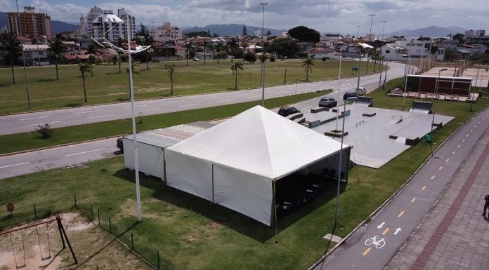 tenda de vacinação na beira-mar continental - Florianópolis terá pontos de vacinação de segunda dose (78+) neste sábado