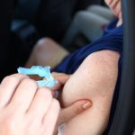 vacinação de 65 anos em florianópolis - close no braço de uma pessoa recebendo dose