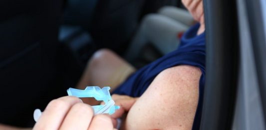 vacinação de 65 anos em florianópolis - close no braço de uma pessoa recebendo dose