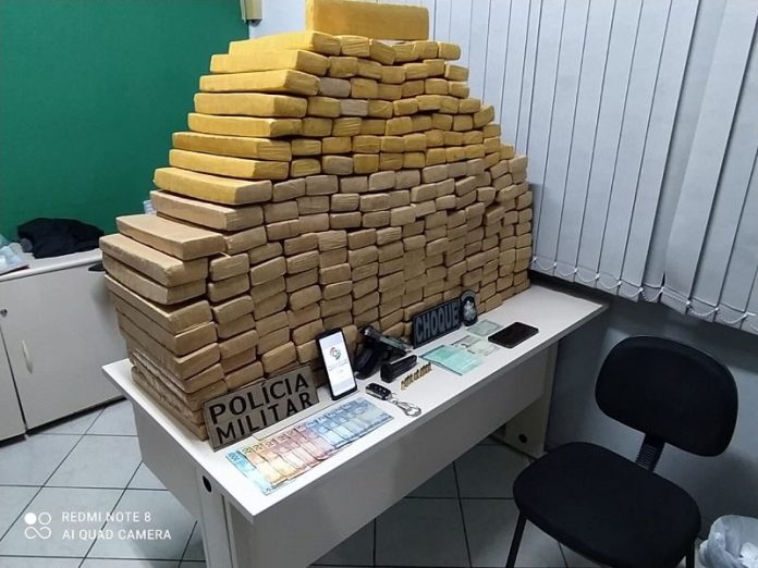 pilha de tabletes de maconha em apreensão na grande florianópolis