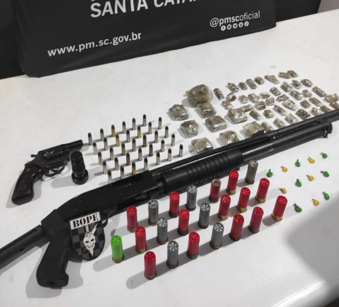 armas e munições dispostas sobre mesa após apreensão do bope em são josé