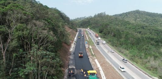 Comitiva catarinense “implora” para que governo federal deixe SC tocar obras de rodovias federais Obras de infraestrutura em Santa Catarina vão atrasar ainda mais com corte de verbas federais - foto aérea de construção de rodovia