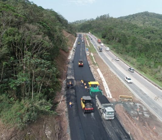 Obras de infraestrutura em Santa Catarina vão atrasar ainda mais com corte de verbas federais - foto aérea de construção de rodovia