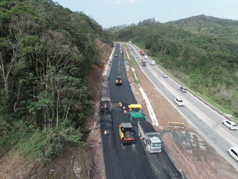 Obras de infraestruta em Santa Catarina vão atrasar ainda mais com corte de verbas federais - foto aérea de construção de rodovia