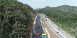 Áreas verdes na parte esquerda e direita da foto, ao centro o movimento de carros de um lado e do outro obras na BR-470. Com os PLs aprovados na Alesc, SC deve destinar recursos próprios para obras federais na BR-163, BR-470 E BR-280