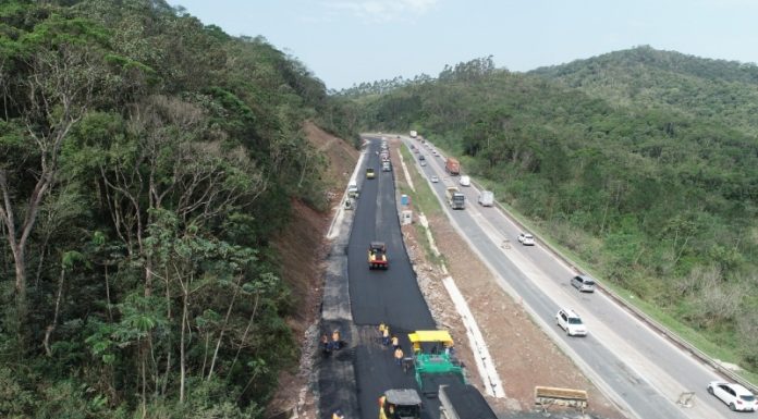 Áreas verdes na parte esquerda e direita da foto, ao centro o movimento de carros de um lado e do outro obras na BR-470. Com os PLs aprovados na Alesc, SC deve destinar recursos próprios para obras federais na BR-163, BR-470 E BR-280