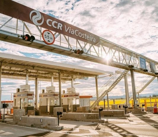 Tarifa de pedágio na BR-101 Sul em SC é reajustada em R$ 0,30 praça de pedágio com logo da ccr viacosteira - inicia em 2/5 cobrança na br 101 sul em sc
