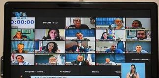Uma tela dividida em cerca de 20 pequenas telinhas mostram alguns vereadores de Florianópolis. As frentes parlamentares de Florianópolis se encontram principalmente de forma virtual.