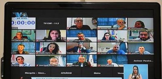 Uma tela dividida em cerca de 20 pequenas telinhas mostram alguns vereadores de Florianópolis. As frentes parlamentares de Florianópolis se encontram principalmente de forma virtual.