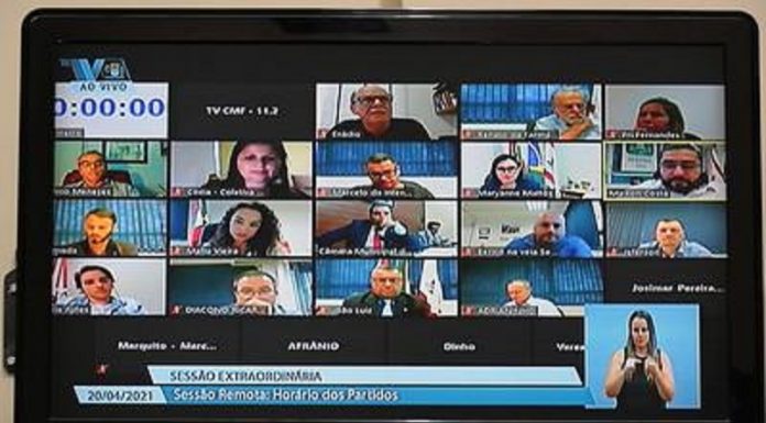 Uma tela dividida em cerca de 20 pequenas telinhas mostram alguns vereadores de Florianópolis. As frentes parlamentares de Florianópolis se encontram principalmente de forma virtual.